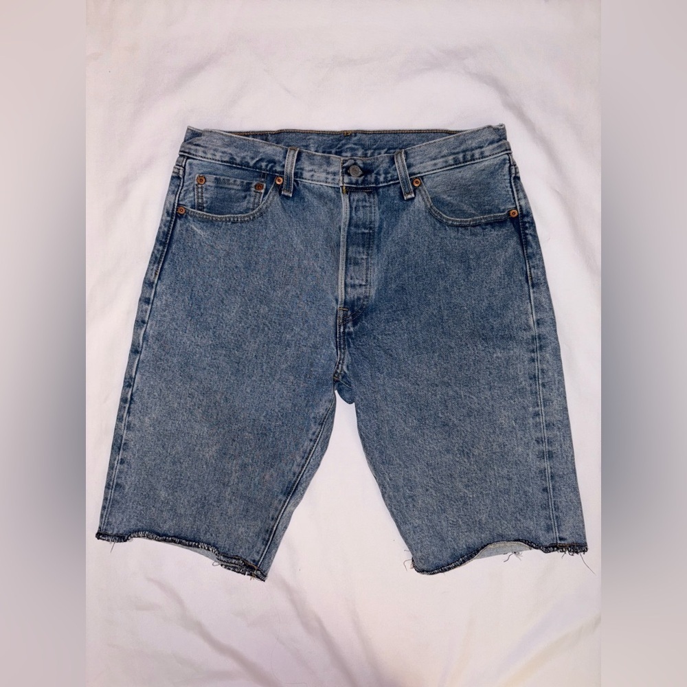Levi’s Size 34 Medium Wash 501 Button Fly Hemmed 11” Jean Shorts PC9-34513-0069